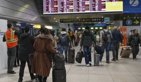 Menina de 12 anos é resgatada em aeroporto após revelar que seria entregue em casamento para quitar dívida