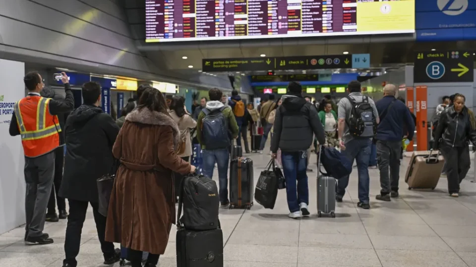 Menina de 12 anos é resgatada em aeroporto após revelar que seria entregue em casamento para quitar dívida