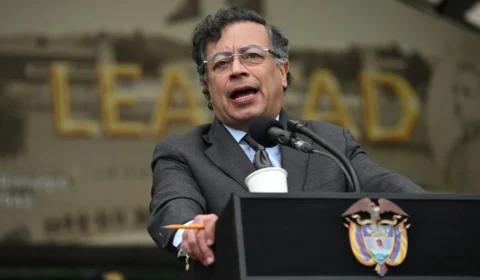 Petro barra posse militar e acirra tensão na transição colombiana