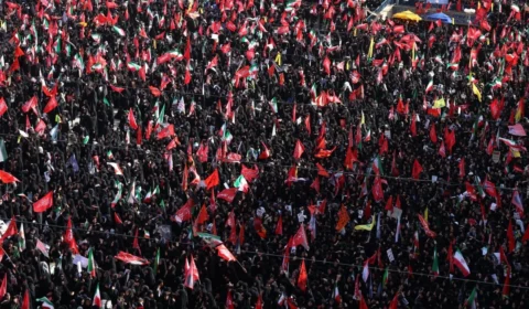 Funeral de Ali Khamenei expõe força e fragilidade do regime iraniano