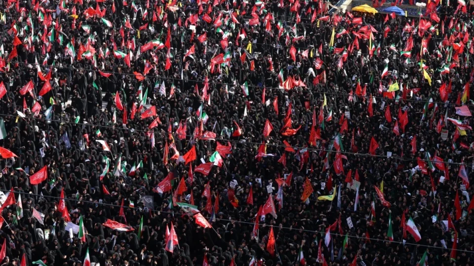 Funeral de Ali Khamenei expõe força e fragilidade do regime iraniano