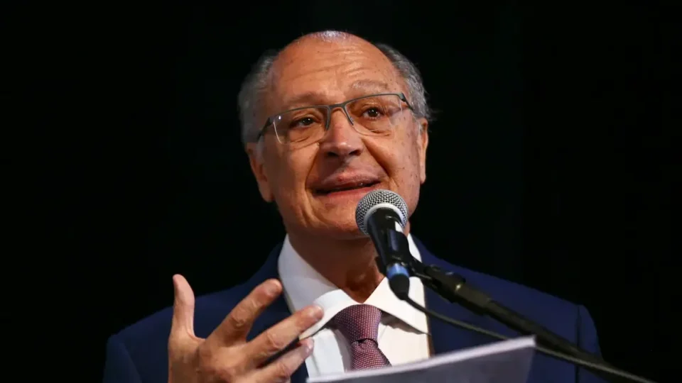 Governo prepara ajuda a empresas afetadas pelo tarifaço dos EUA; Alckmin revela o que pode mudar