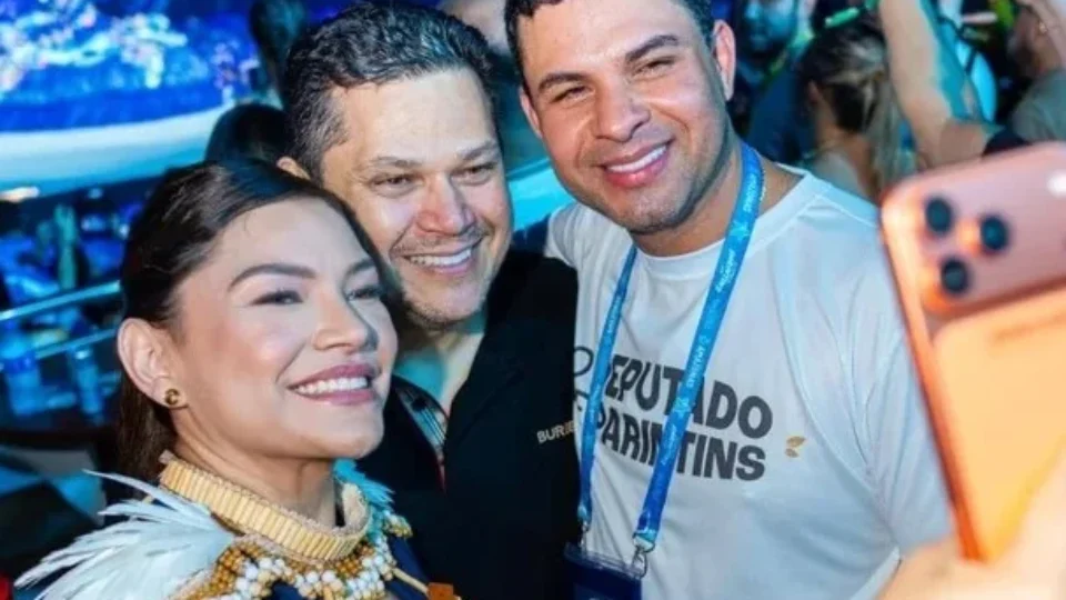 Alcolumbre e ministro Frederico Siqueira usam avião da FAB para festa em Parintins