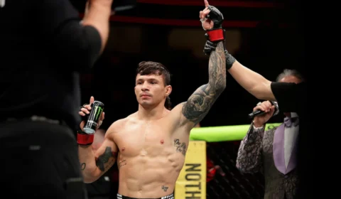 Alessandro Costa brilha no UFC 329 e finaliza rival com golpe de mestre no octógono