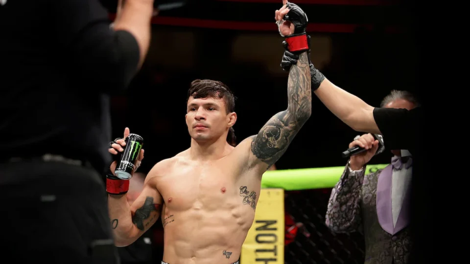 Alessandro Costa brilha no UFC 329 e finaliza rival com golpe de mestre no octógono