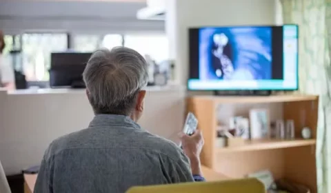 Estudo acende alerta sobre Alzheimer e excesso de TV; especialista explica o que realmente preocupa