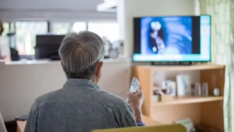 Estudo acende alerta sobre Alzheimer e excesso de TV; especialista explica o que realmente preocupa