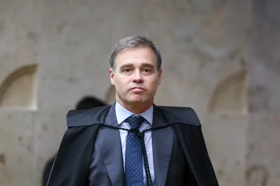 Depois de escancarar as mensagens entre Alexandre de Moraes e Daniel Vorcaro, o ministro André Mendonça sinaliza nos bastidores que a próxima frente do caso Banco Master deve mirar o financiamento de "Dark Horse", a cinebiografia do ex-presidente Jair Bolsonaro (PL). Nesta terça-feira (8), o gabinete do ministro se reúne com a defesa de Antônio Carlos Freixo Júnior, o "Mineiro", empresário que fechou acordo de colaboração premiada com a Procuradoria-Geral da República e que já confirmou, em depoimento, ter movimentado recursos ligados diretamente ao filme.