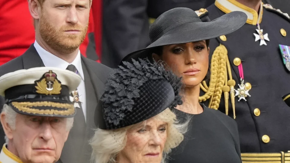 Príncipe Harry recebe Charles com filhos em reencontro tenso e decisivo