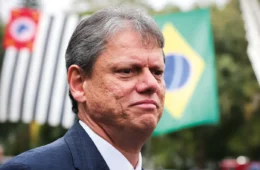 Tarcísio perde força entre mulheres, mas ainda lidera disputa contra Haddad