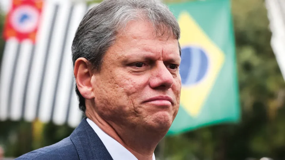 Tarcísio perde força entre mulheres, mas ainda lidera disputa contra Haddad