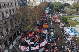 Protestos contra Milei ganham força na Argentina; sindicatos e aposentados voltam às ruas contra cortes