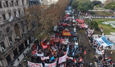 Protestos contra Milei ganham força na Argentina; sindicatos e aposentados voltam às ruas contra cortes