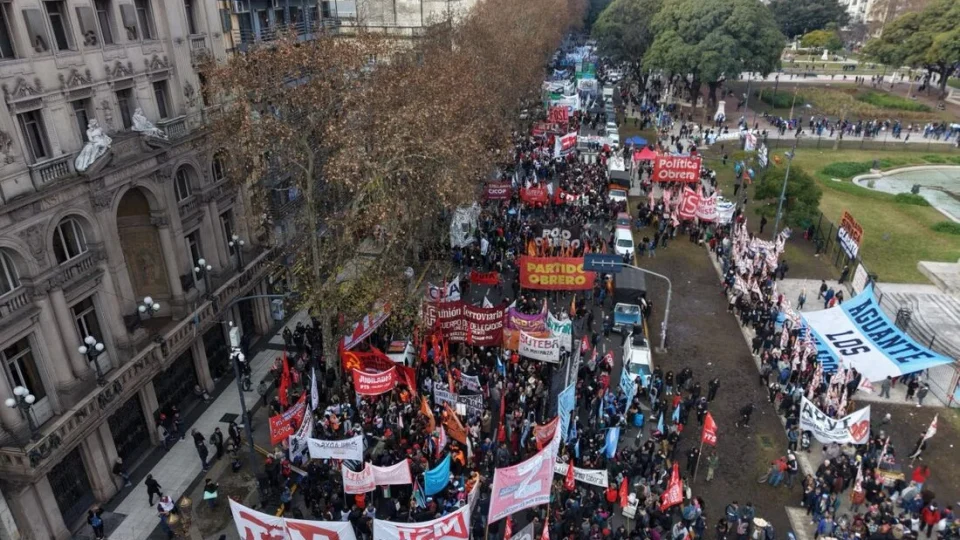 Protestos contra Milei ganham força na Argentina; sindicatos e aposentados voltam às ruas contra cortes