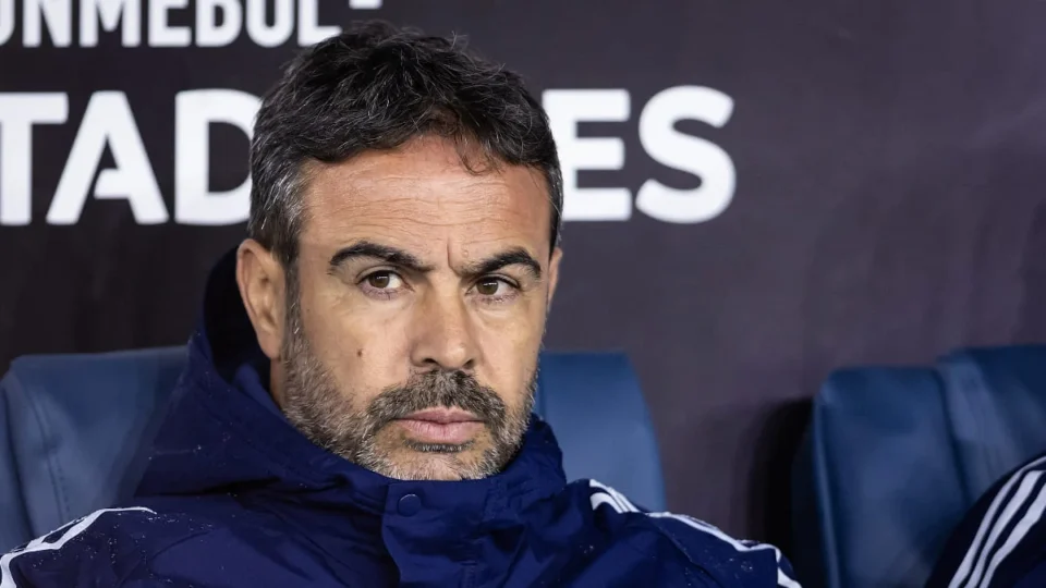 Artur Jorge adia definição do time titular do Cruzeiro