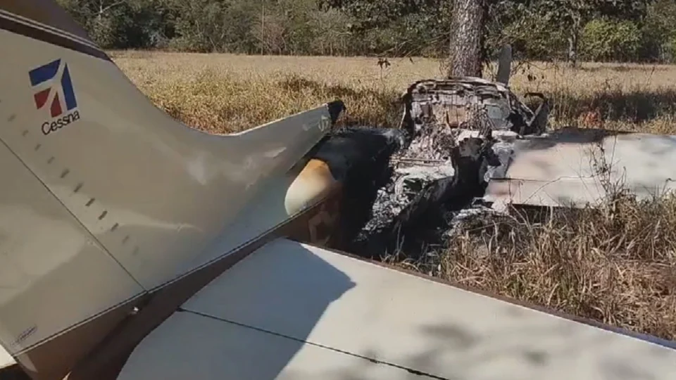 Avião com 300 kg de cocaína cai em fazenda e piloto foge