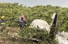 Vídeo registra queda de avião de pequeno porte em praia de Navegantes; piloto e copiloto ficam feridos; veja as imagens