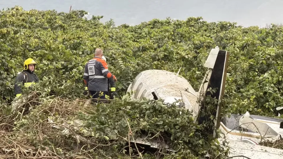 Vídeo registra queda de avião de pequeno porte em praia de Navegantes; piloto e copiloto ficam feridos; veja as imagens