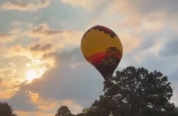 Pilotos de balão escapam por pouco de tragédia durante festival nos Estados Unidos