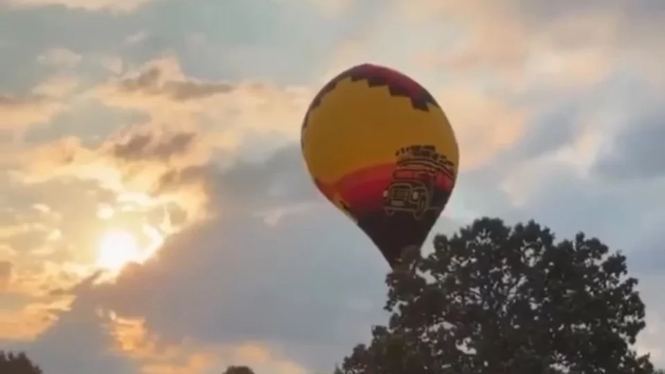 Pilotos de balão escapam por pouco de tragédia durante festival nos Estados Unidos