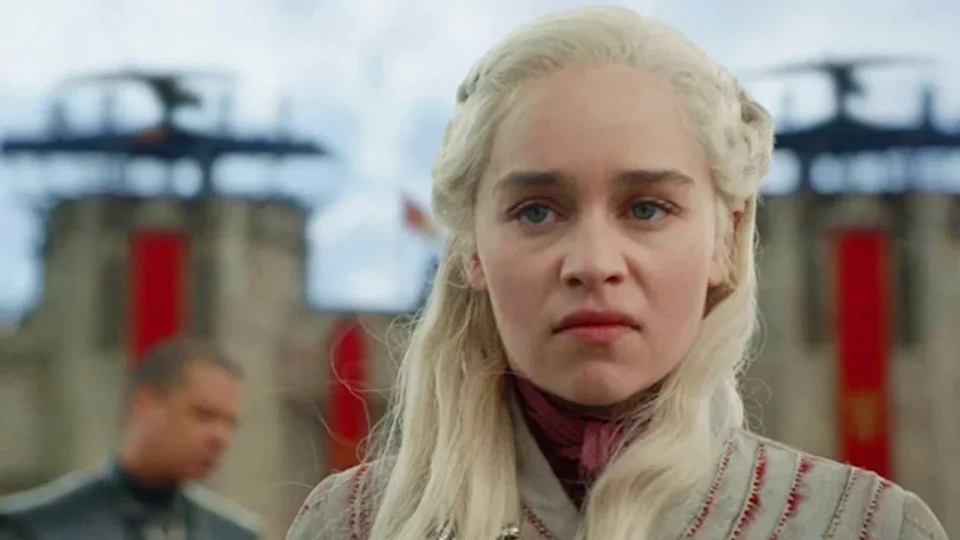 Emilia Clarke revela impacto da doença e critica final de GoT