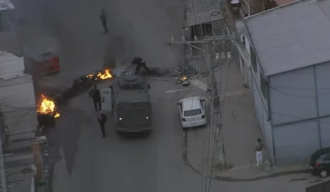 Polícia Militar faz operação no Complexo da Pedreira contra roubos e barricadas em Costa Barros