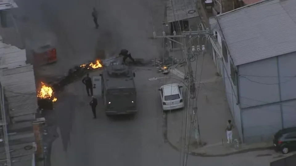 Polícia Militar faz operação no Complexo da Pedreira contra roubos e barricadas em Costa Barros