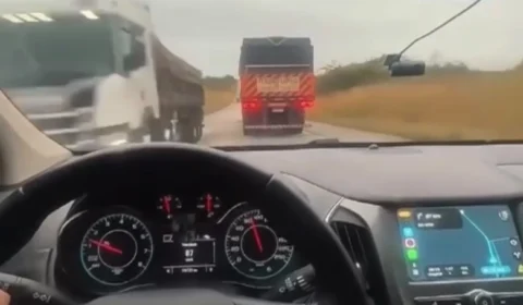 Caminhoneiro usa seta para evitar ultrapassagem perigosa e atitude viraliza nas redes sociais