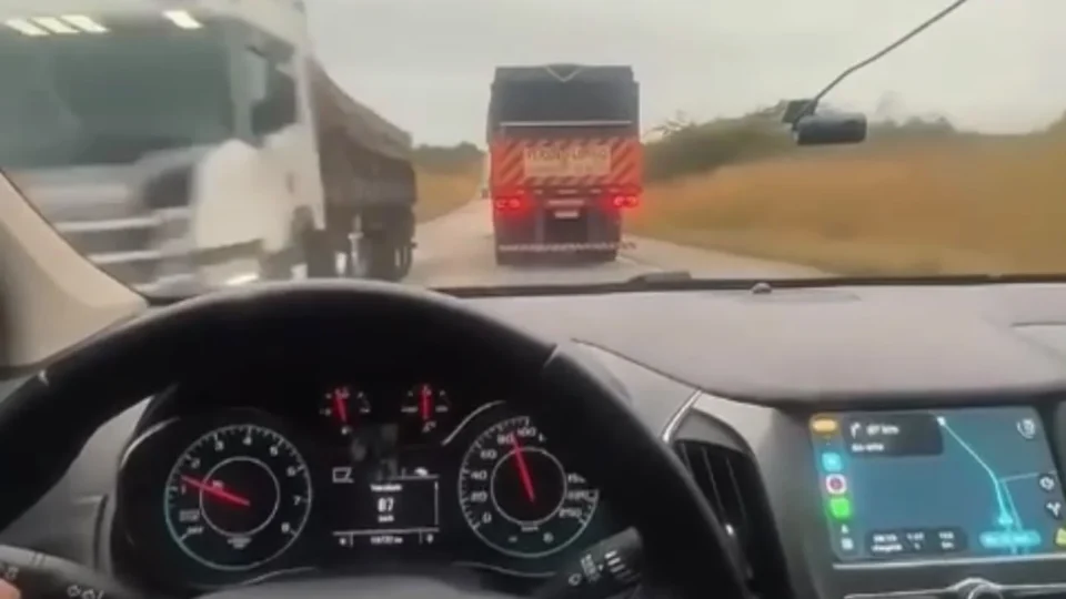 Caminhoneiro usa seta para evitar ultrapassagem perigosa e atitude viraliza nas redes sociais