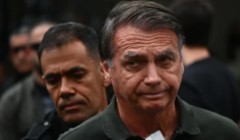 Moraes mantém Bolsonaro em prisão domiciliar, mas impõe ultimato de 48h para entrega de armas