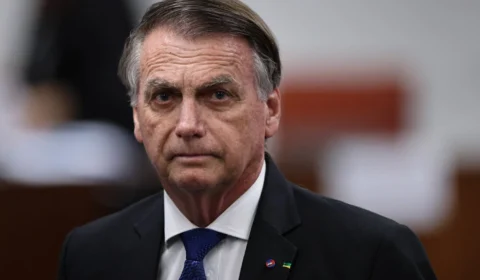 Bolsonaro entrega armas à PF após Moraes revogar porte e registro