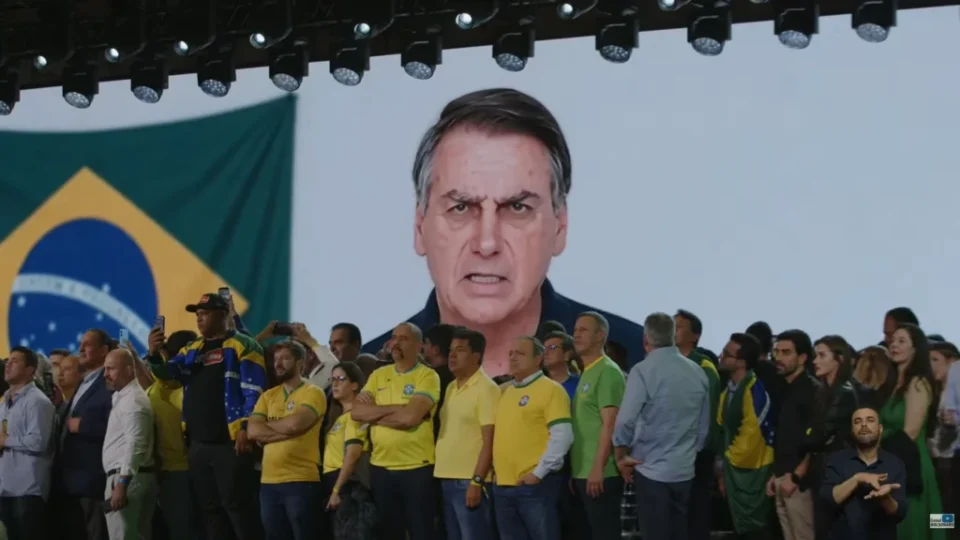 Defesa diz que Bolsonaro não autorizou vídeo de IA em convenção de Flávio; resposta pode mudar rumo do caso