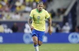 Pênalti perdido por Bruno Guimarães encerra jejum de 40 anos
