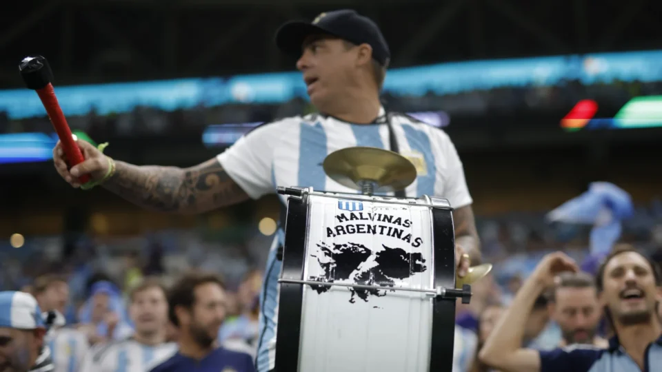 Semifinal Argentina x Inglaterra terá veto a bandeiras das Malvinas