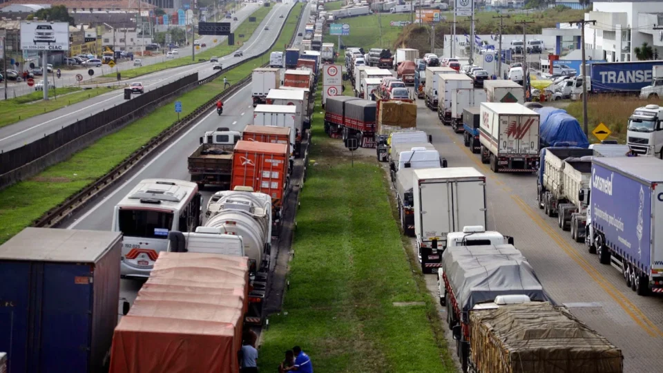 Greve dos caminhoneiros? Categoria ameaça parar o Brasil após disputa no Senado