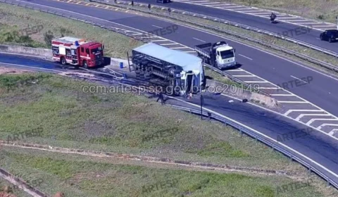Caminhão tomba e interdita acesso da SP-209 em Botucatu; uma pessoa ficou ferida