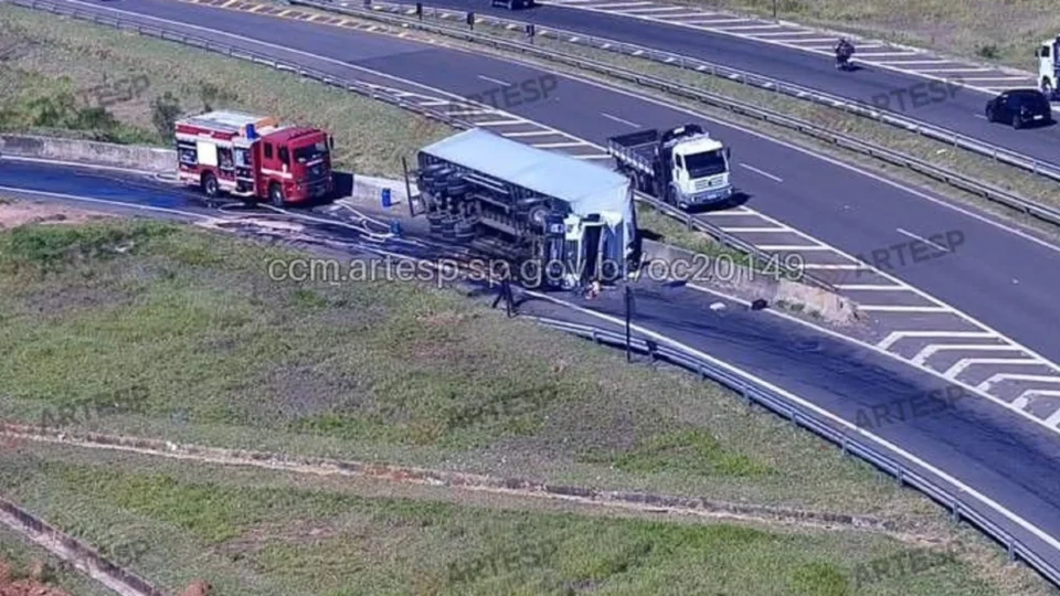 Caminhão tomba e interdita acesso da SP-209 em Botucatu; uma pessoa ficou ferida