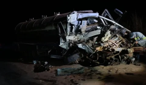 Caminhão-tanque bate em carreta após freada brusca na MG-188 e causa engarrafamento