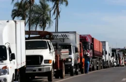 Caminhoneiros param portos e pressionam Senado por MP do frete