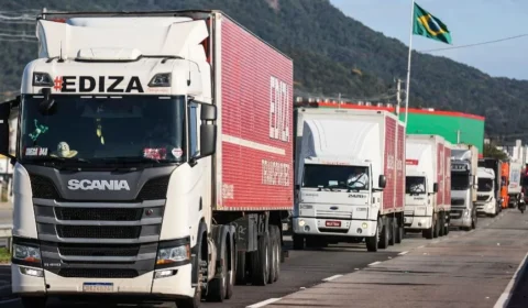 Greve dos caminhoneiros trava portos e pressiona Senado
