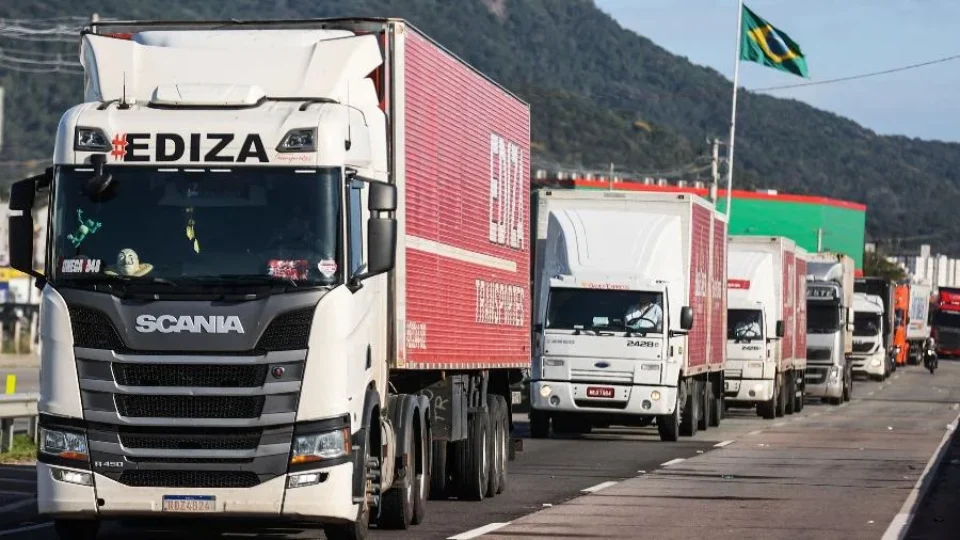 Greve dos caminhoneiros trava portos e pressiona Senado