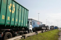 Caminhoneiros param portos do país para pressionar MP do Frete
