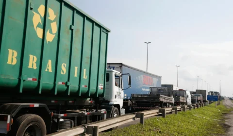 Caminhoneiros param portos do país para pressionar MP do Frete