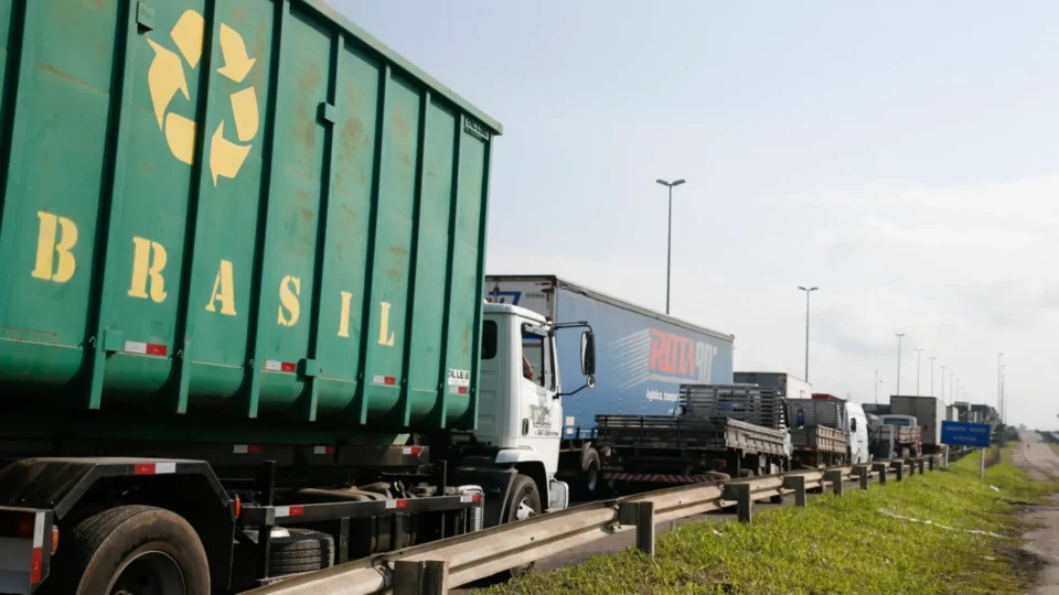 Caminhoneiros param portos do país para pressionar MP do Frete