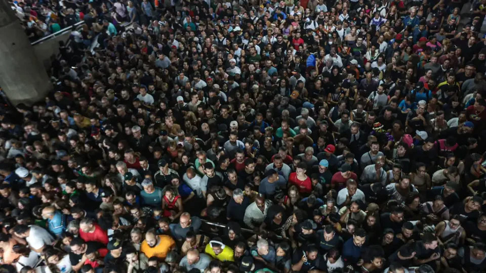 Chamas em trem provocam efeito dominó no transporte e congestionam São Paulo; veja a atualização dos danos