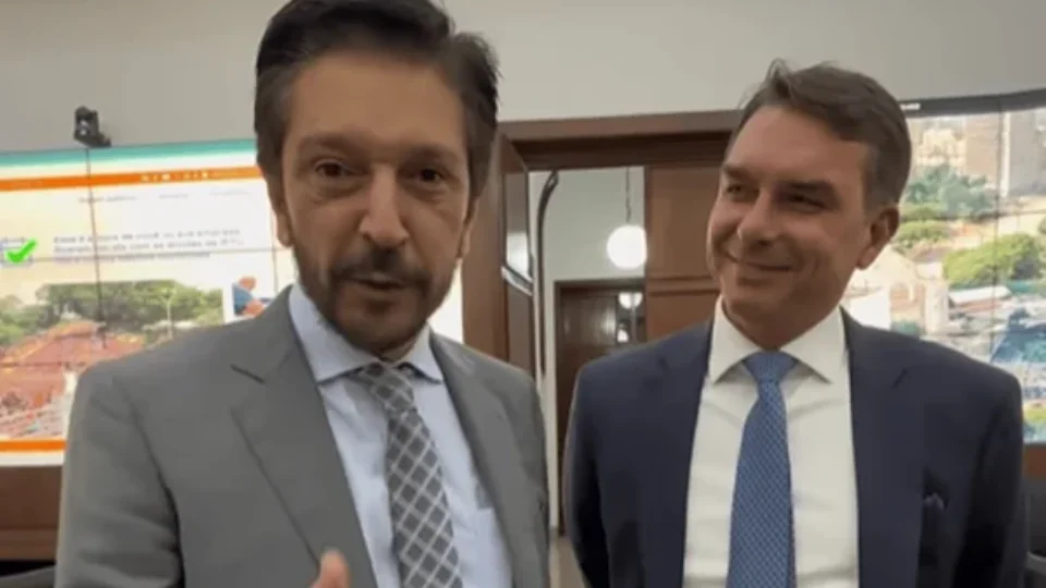 Café da manhã de Ricardo Nunes com Flávio Bolsonaro movimenta bastidores da campanha em São Paulo
