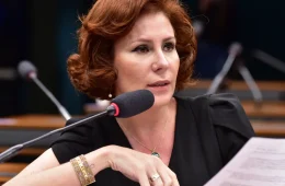 Carla Zambelli na praia da Itália: onde ela está sumida desde março?