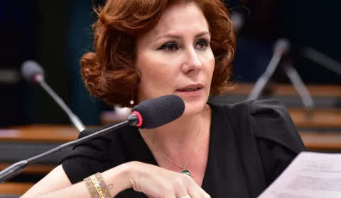 Carla Zambelli na praia da Itália: onde ela está sumida desde março?