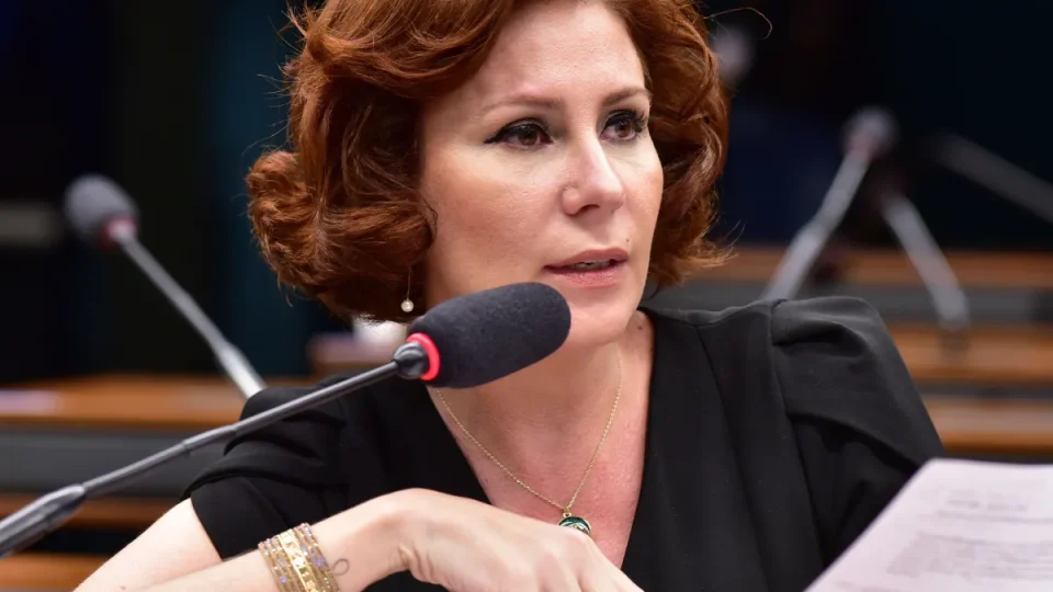 Carla Zambelli na praia da Itália: onde ela está sumida desde março?