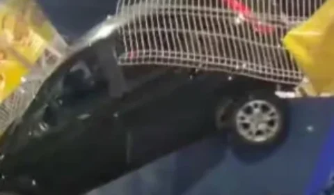 Carro rompe grade de estacionamento e despenca de supermercado em São José dos Campos